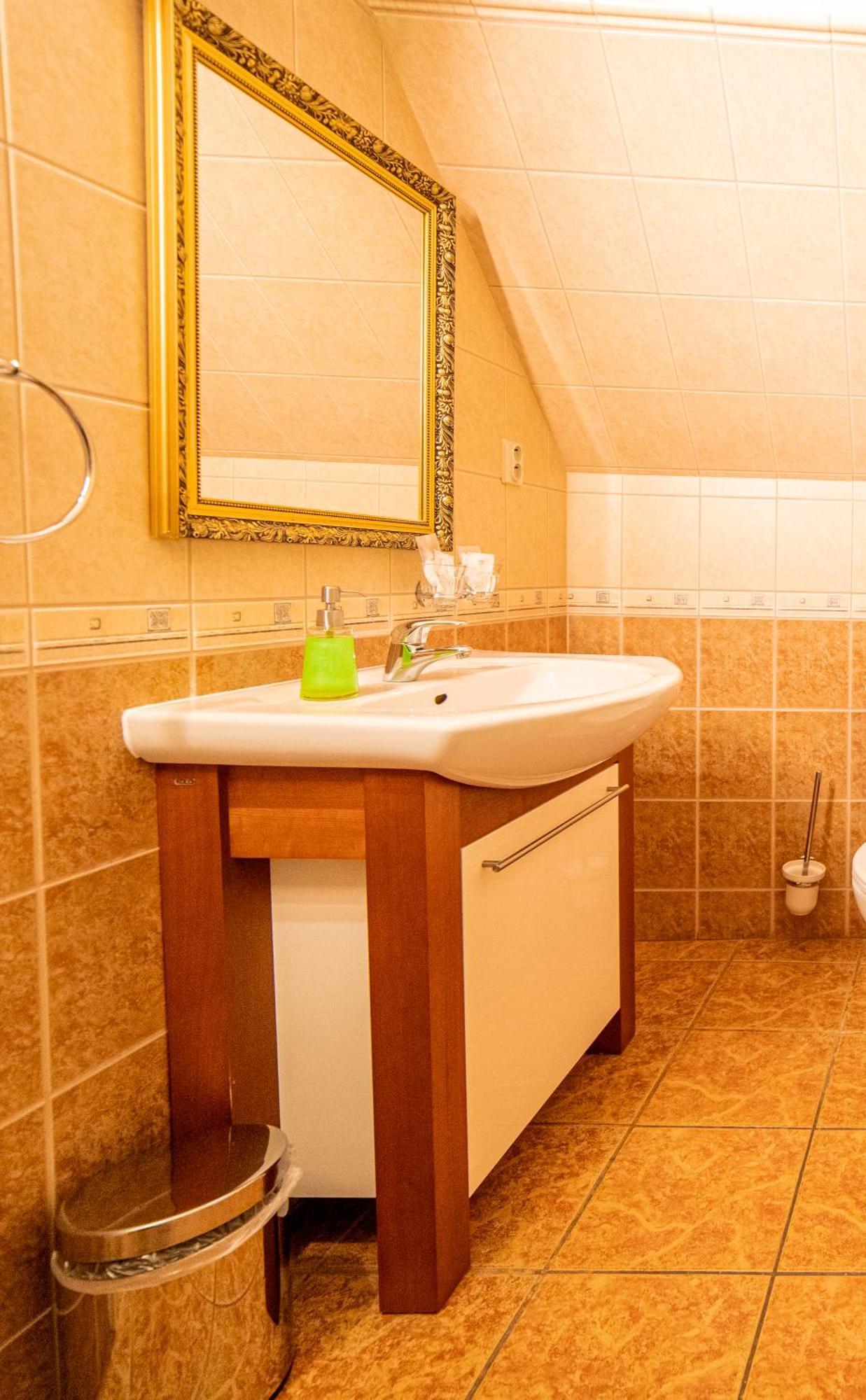 Penzion Cosmopolitan Ii. Banská Štiavnica Kamer foto
