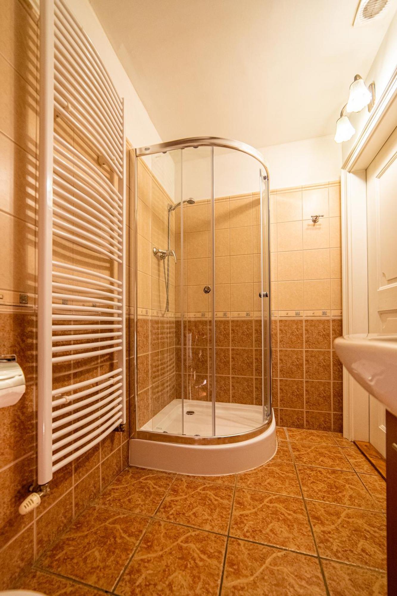Penzion Cosmopolitan Ii. Banská Štiavnica Kamer foto